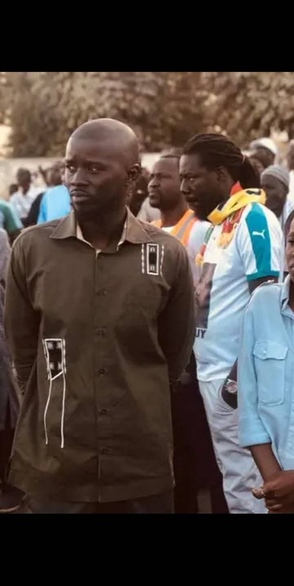 Il est entrain de piétiner notre Republique !!! 
C’est pour ça  qu il a été récompensé à la CEDEAO ? Quelle honte ! Quelle déchéance !!
Xamena Pros amena nakhar ak regret sur ce choix : un valet de l’occident 😭😭😭😭 une vraie déception se petit prince de ndiaguaniawe