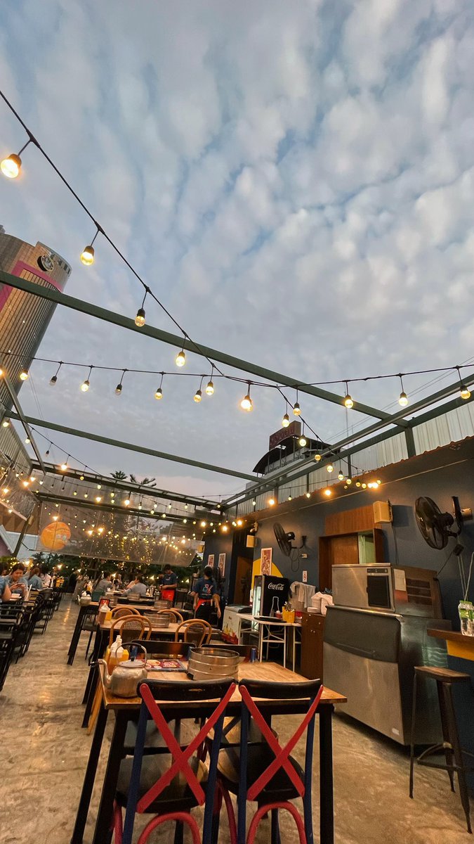 drarry_175's tweet photo. ส่งท้ายปีต้องหมูกระทะดิwa บรรยากาศ Rooftopโคตรสวรรค์ ลองนึกภาพหมูสามชั้นฉ่ำๆ เซ็ทเนื้อเว่อๆกินกับน้ำจิ้มจี๊ดจ๊าดนัวลิ้น แล้วกุจะกินไรเยอะแยะสั่งยำเพิ่มดิ กุ้งแช่น้ำปลาหอมทอดโอ้โหวชีวิตไม่ต้องการอะไรอีกแล้วแต่สั่งไส้ตันทอดอีกหนึ่ง 📍ร้านหมู หมึก กุ้ง the hub พหล-อารีย์ พา��พื่อนพาแฟนไปด่วน คุ้ม!!