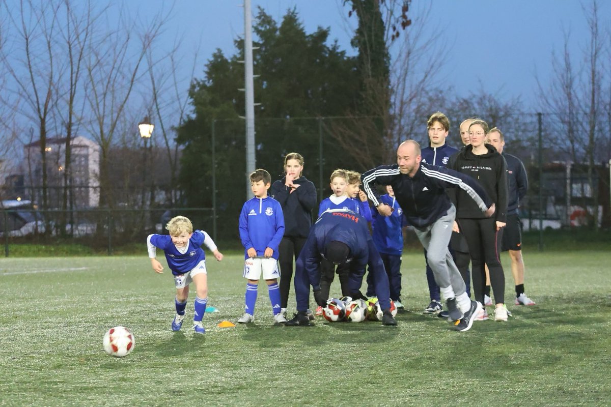 hilledejong1965's tweet photo. Oliebollen training met de ouders ⁦@SV_Spakenburg⁩ #hilarisch https://t.co/3rs82zR12C