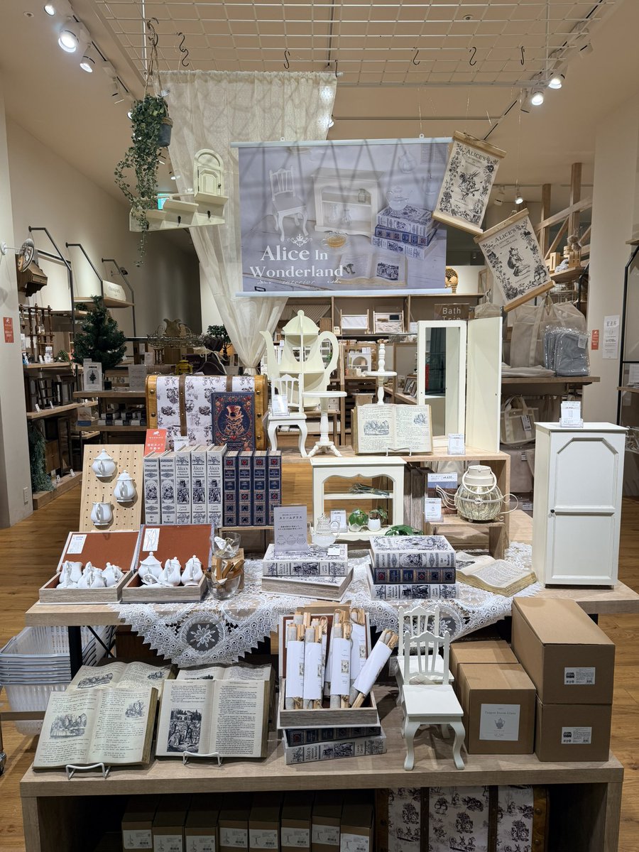 不思議の国のアリスインテリア🐇 店舗限定ストームグラスも大人気です