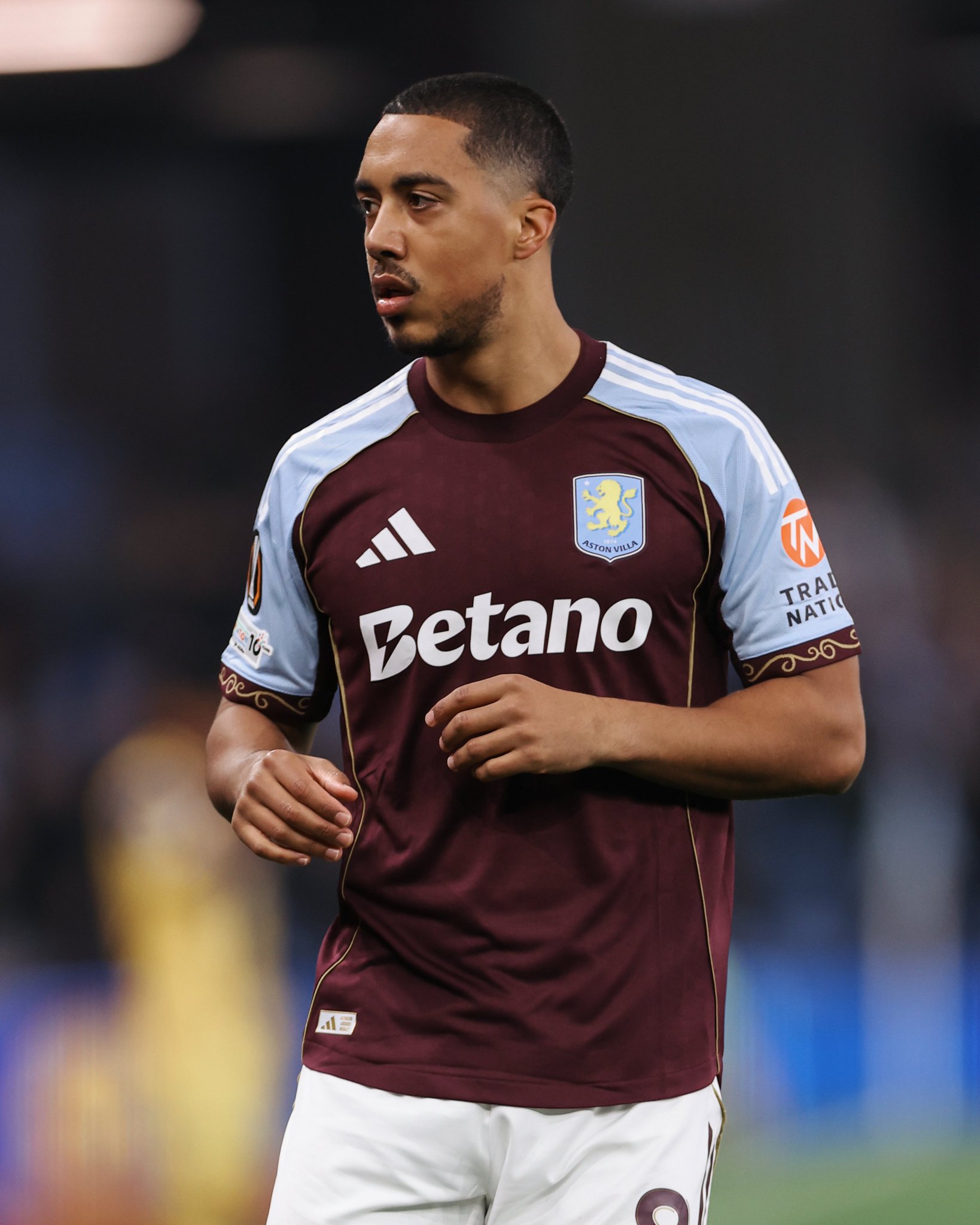 يخطط نادي أستون فيلا لفتح محادثات مع لاعب الوسط البلجيكي يوري تيليمانس بشأن عقد جديد، علمًا بأن عقده الحالي ينتهي في عام 2028.. اللاعب البالغ من العمر 28 عامًا يُصنَّف على أنه أهم لاعب في الفريق هذا الموسم.. Football Insider 