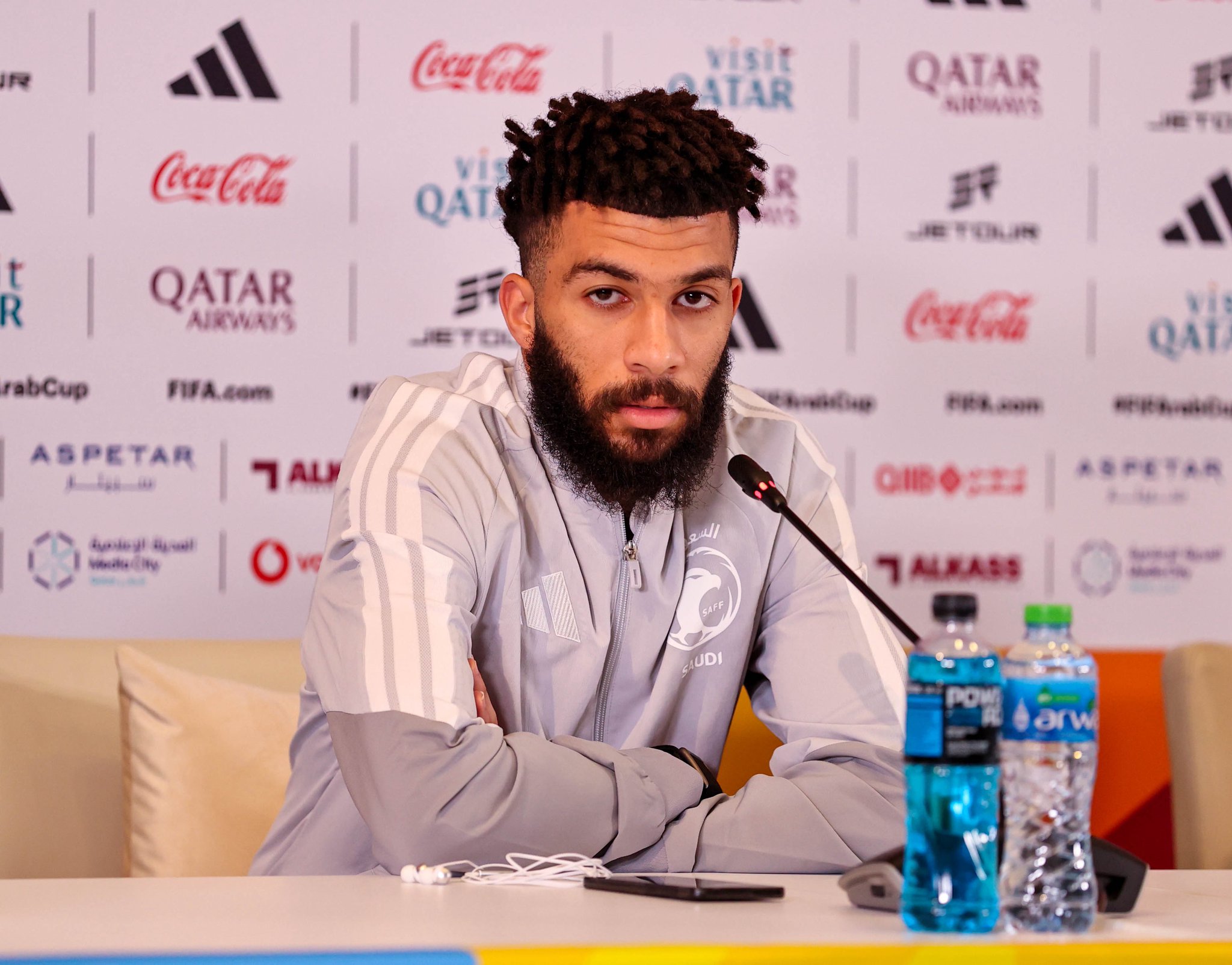 هل تفتقدون وجود سلمان الفرج كقائد؟. | عبدالرحمن العبود لاعب المنتخب السعودي في المؤتمر الصحافي: -سلمان لاعب كبير ولا يختلف عليه شخصين، ولكن أنت تتحدث عن أفضل لاعب في قارة آسيا، سالم الدوسري هو قائد داخل وخارج الملعب وهو أكثر مساهمات. #السعودية_الإمارات 