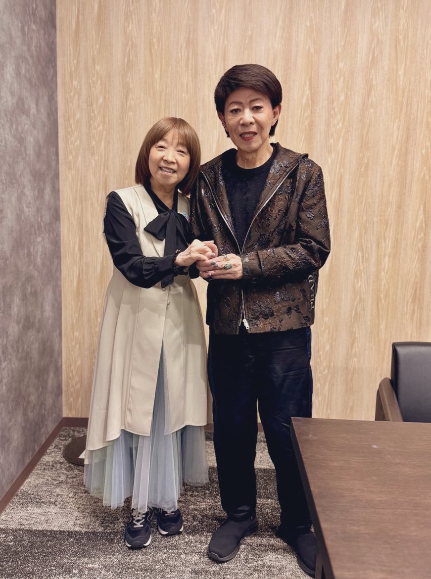 先週日本クラウンさんに行ったら「美川憲一さん記者会見」と判り早速ご挨拶に！
パーキンソン病を公表されたので「私の夫も同じでした。今は良いお薬ありますから無理なさらず歌って下さいね」に「歌うわょ！」とギュと力込めて握って下さった😂
1999年「地上の愛」デュエットも快諾下さった美川兄様❤️