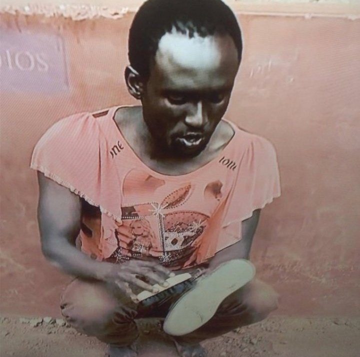 Hata life ikuwe ngumu aje baki tu Nairobi, nunua Dust coat, shona shati ya makanga na uingie Nairobi cbd, huwezi rudi kejani jioni na less than 2k a day. Akili Mtu wangu 😉