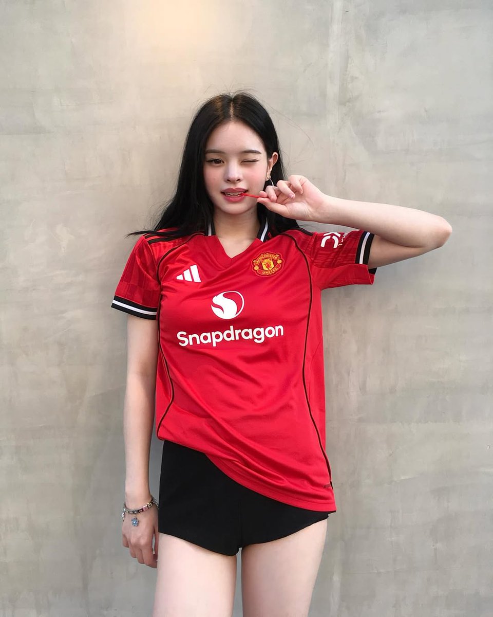 showcamcam's tweet photo. น้องแอลลี่ ในชุดแมนยู ดีต่อใจ 😈🔥 https://t.co/LfDnDH2BK6
