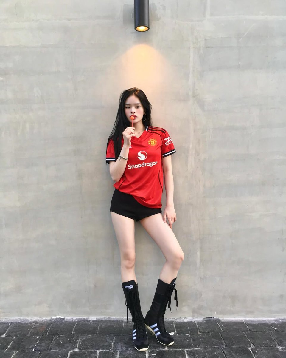 showcamcam's tweet photo. น้องแอลลี่ ในชุดแมนยู ดีต่อใจ 😈🔥 https://t.co/LfDnDH2BK6