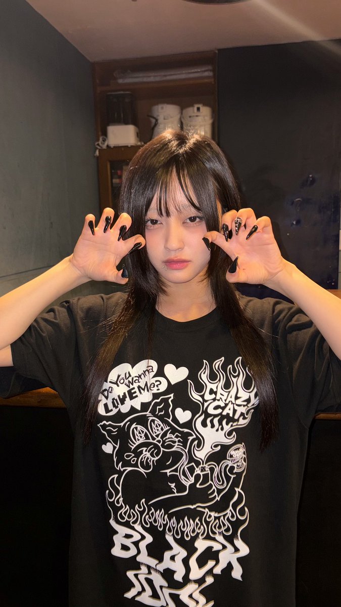 ASP_idol's tweet photo. 【#ASPグッズ情報 】
＜ツアーグッズ事後通販開始!!＞
『ASP CRUSH Tour 2025』グッズ事後通販がスタート!!

本ツアーからの新グッズはこちら！
BLACK IDOL Tシャツ vol.2
ASP CRUSH ガチャ
ASP CRUSH アクリルスタンド
ASP CRUSH ランダムチェキ
ASP CRUSH Tour 2025 ポスター
ASP iD Photos vol.2

⚫︎販売受付期間
12/17(水)20:00～12/21(日)23:59

⚫︎発送時期
1月末予定
https://t.co/DgsiJFUw1i

https://t.co/M3D1WBbTJp

#ASP
#ASPCRUSH