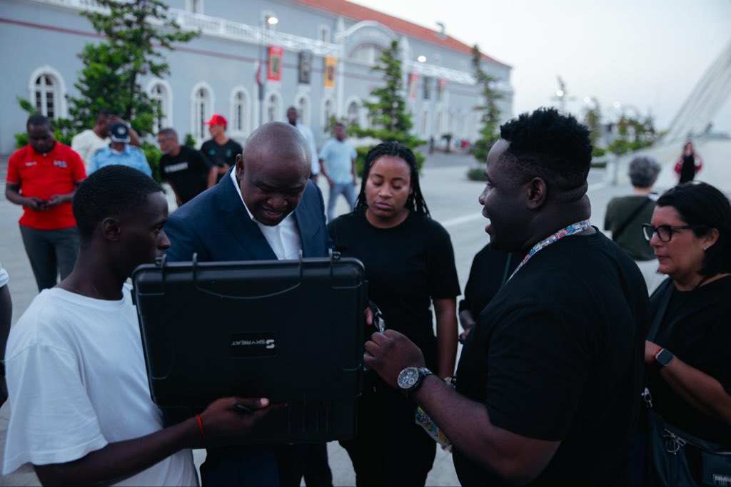 AnderssonSamD1's tweet photo. Tive a honra de apresentar a sua excelência ministro do interior MANUEL HOMEM, a experiência de sobrevoar a cidade de Luanda com o meu Drone FPV.

Deus é bom. https://t.co/Szm8ekRjhb