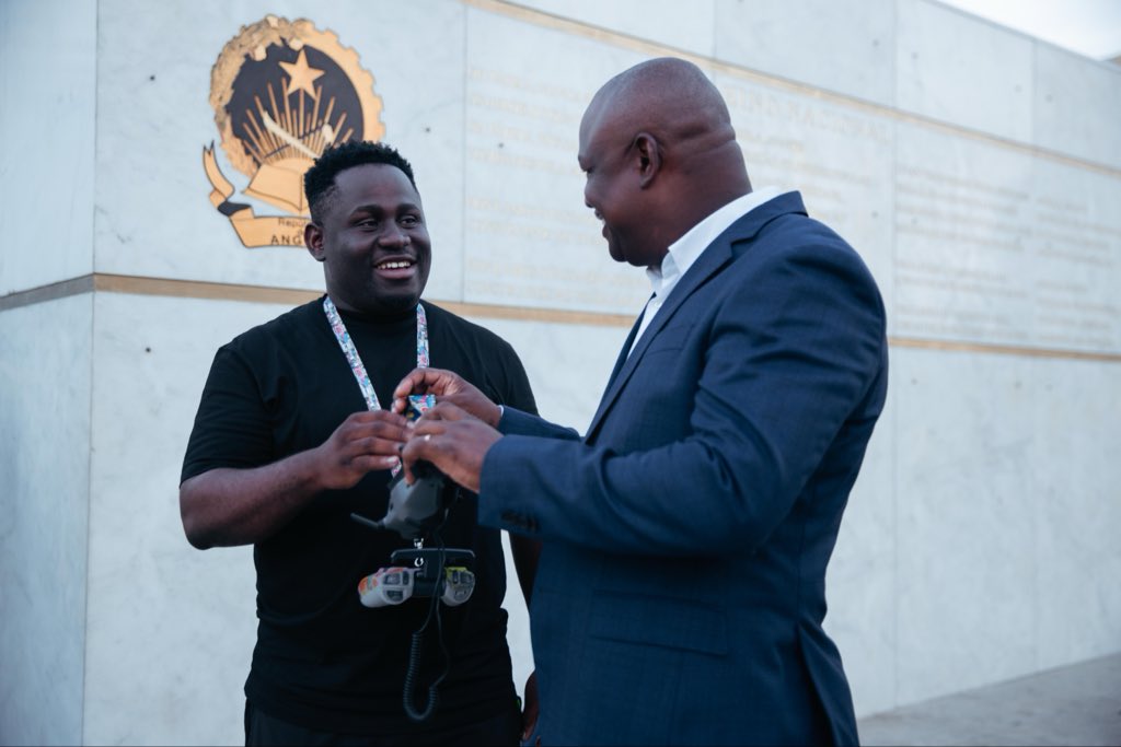 AnderssonSamD1's tweet photo. Tive a honra de apresentar a sua excelência ministro do interior MANUEL HOMEM, a experiência de sobrevoar a cidade de Luanda com o meu Drone FPV.

Deus é bom. https://t.co/Szm8ekRjhb