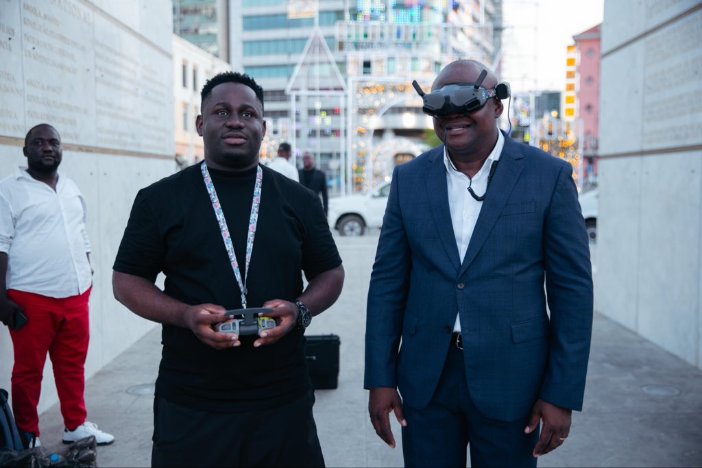AnderssonSamD1's tweet photo. Tive a honra de apresentar a sua excelência ministro do interior MANUEL HOMEM, a experiência de sobrevoar a cidade de Luanda com o meu Drone FPV.

Deus é bom. https://t.co/Szm8ekRjhb