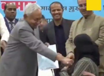 HinduNation__'s tweet image. यह गुलामी कि निशानी हैं इस सब हमारे शासन में नहीं चलेगा।
@NitishKumar आपने जो किया सही किया है 
एक बार और घोषणा कर दिजिए किसी भी सरकारी कार्यालयों में हिजाब नक़ाब बुर्का पहनकर एंट्री नहीं दी जाएगी हिजाब नक़ाब बुर्का के कारण मुस्लिम महिलाओं को मारा जा रहा है।
#Bihar #biharbjp