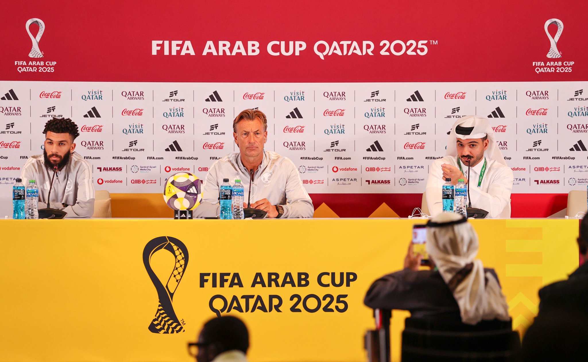 ألم يكن من الأجدر استدعاء عبدالعزيز العليوة وسلطان مندش وهم يلعبون باستمرار في الدوري بدلا من عبدالله الحمدان الذي لا يشارك خاصة وأنك تتحدث عن مشكلة هجومية .. وهل المشكلة في المنتخب دفاعية أو هجومية ؟. | هيرفي رينارد مدرب المنتخب السعودي في المؤتمر الصحافي: - سلطان مندش لاعب جيد ولكن لم يتم اختياره لهذه البطولة وليس لديه خبرة جيدة على المستوى الدولي وسنكمل متابعتنا له، ونتابع عديد اللاعبين الشباب. - في كرة القدم يجب أن نكون أقوياء دفاعيا ثم نذهب لتسجيل الأهداف ولكن في حال لم نستطع تسجيل الأهداف يجب أن نحقق الجانب الرئيسي وهو الدفاع. #السعودية_الإمارات 