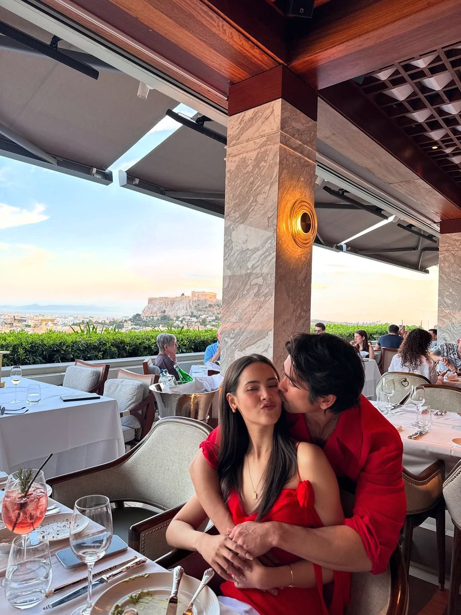 A warm embrace 🫶🏻🤎 
//ค่ดจะน่ารักอบอุ่นเลยอ่าา