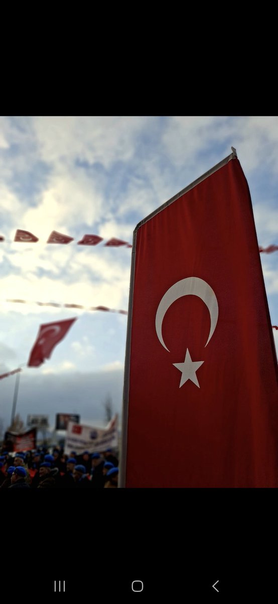 Geçen sene bugün Kayseri'ye bir ziyaret için  gidiyordum. Dinlenme tesisinde mavi bereleriyle oturan abilerimizi görünce  yanlarına gittim.
"17 Aralık, Kayseri 1. Komando..." dedim boğazım düğümlü.
"Evet."dediler gözleri dolu.

Sabah yanlarına gittim.
Otobüslerine bindim.
Onlarla