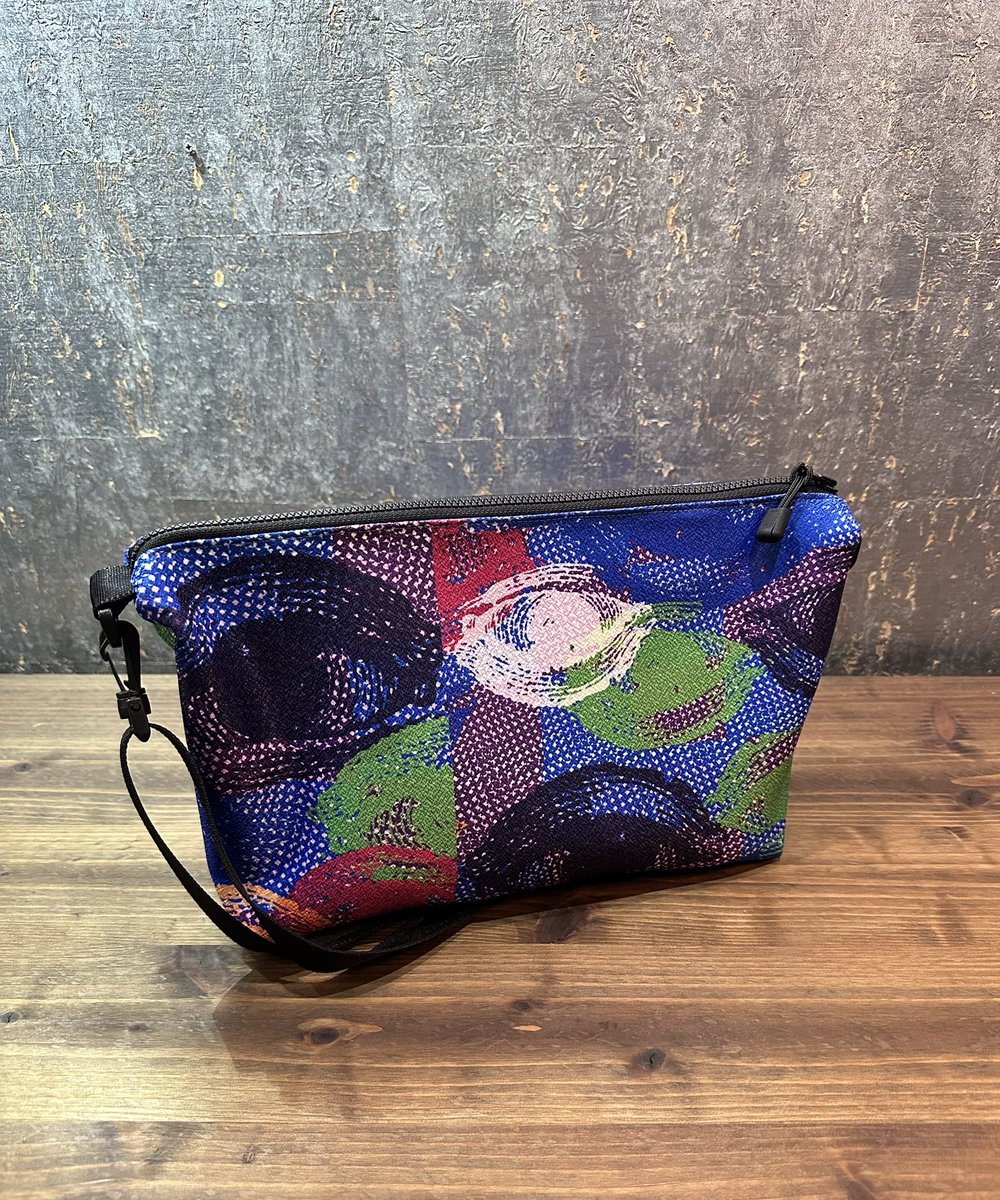 新作ボディバッグ
《アストラル・アイ》

今夏の新作デザインを初めてラージサイズボディバッグに！
ワイドパンツで制作したカラフルな目のパターンを拡大してランダムに配置。👁️なのにモダ〜ン。

明日、明後日の吉祥寺で開催するhellbent lab. POP UP STOREで販売！

▶︎hellbent lab. POP UP STORE