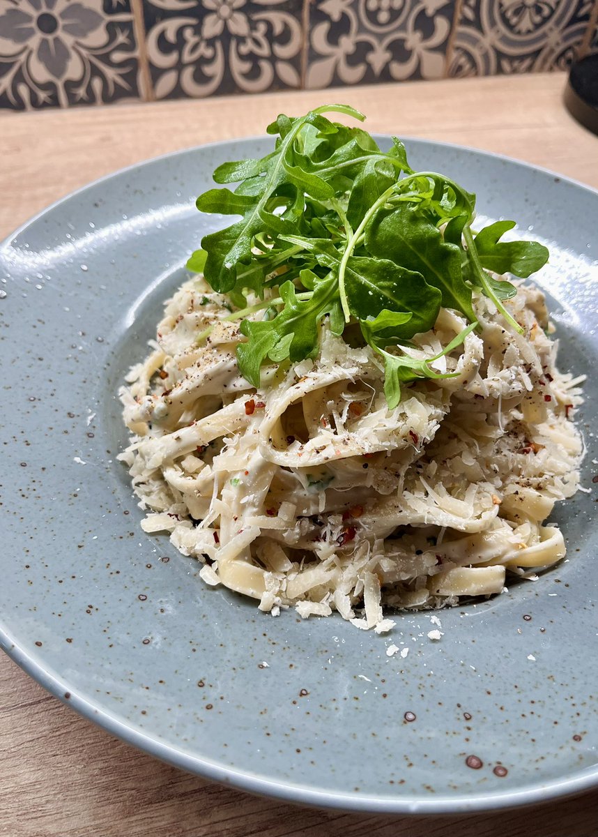 outerspaceflyer's tweet photo. Fettuccine, česnek, smetana, niva, parmezán, sůl, pepř, chilli, petržel, rukola, vlašáky.
#HubbyMaterial https://t.co/ykREDPjK9H