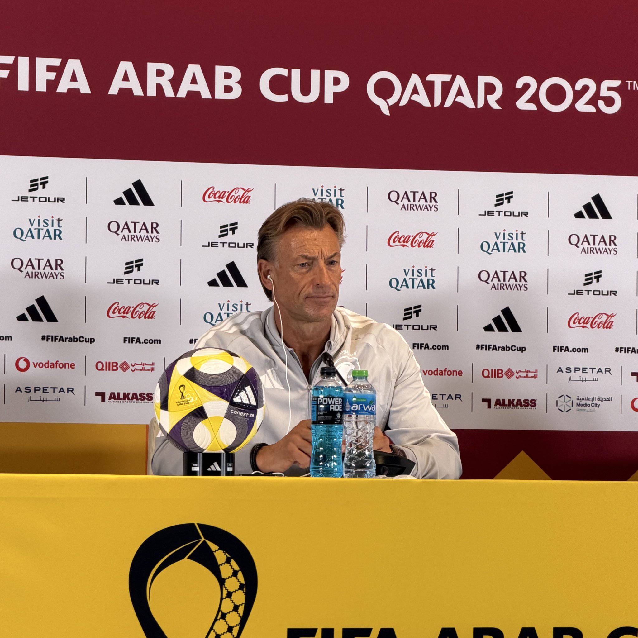 هيرفي رينارد مدرب منتخبنا الوطني: - عندما نخسر نصف النهائي تكون المهمة أصعب أمام الجميع، علينا أن نكون مهنيين ونستعد ونفوز في المواجهة المقبلة. البطولة جيدة والمستوى كان جيد والحضور في الملاعب كان ممتازا لقد سررنا بالمشاركة في البطولة والأجواء في المباريات كان مميزا ونحن غير سعيدين بأدائنا. 