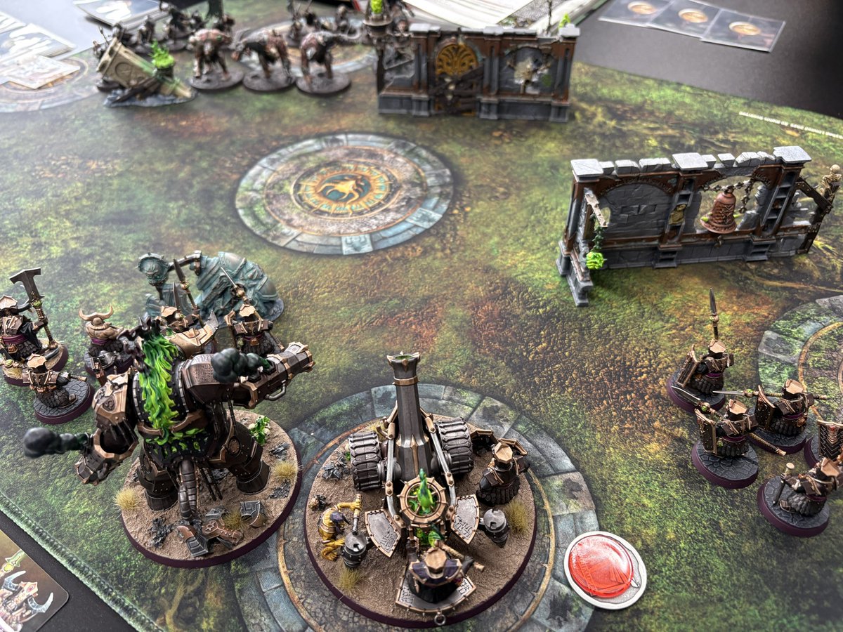 最近はずっとイギリス製のミニチュアウォーゲーム、ウォーハンマーやってます。
ゲームのコマがプラモデルになってて自分で組み立てて塗装してボードに並べて対戦するゲームです。
めちゃくちゃ面白い。