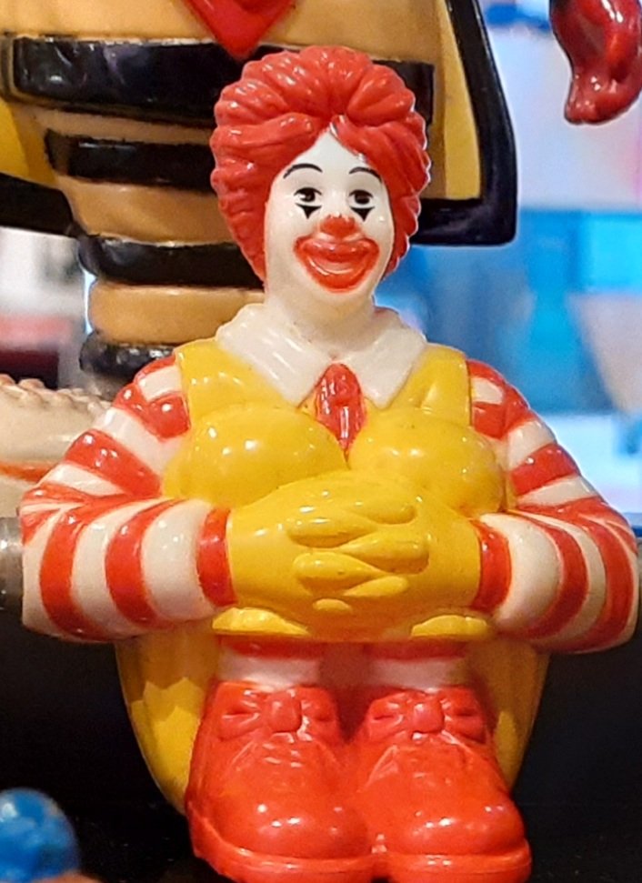 マクドナルドの懐かしいオリジナルキャラたちのハッピーセットをお持ち