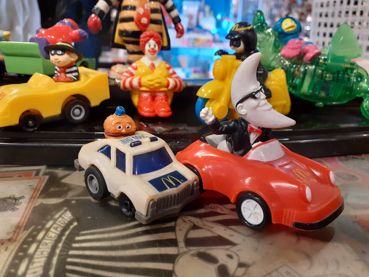 マクドナルドの懐かしいオリジナルキャラたちのハッピーセットをお持ち