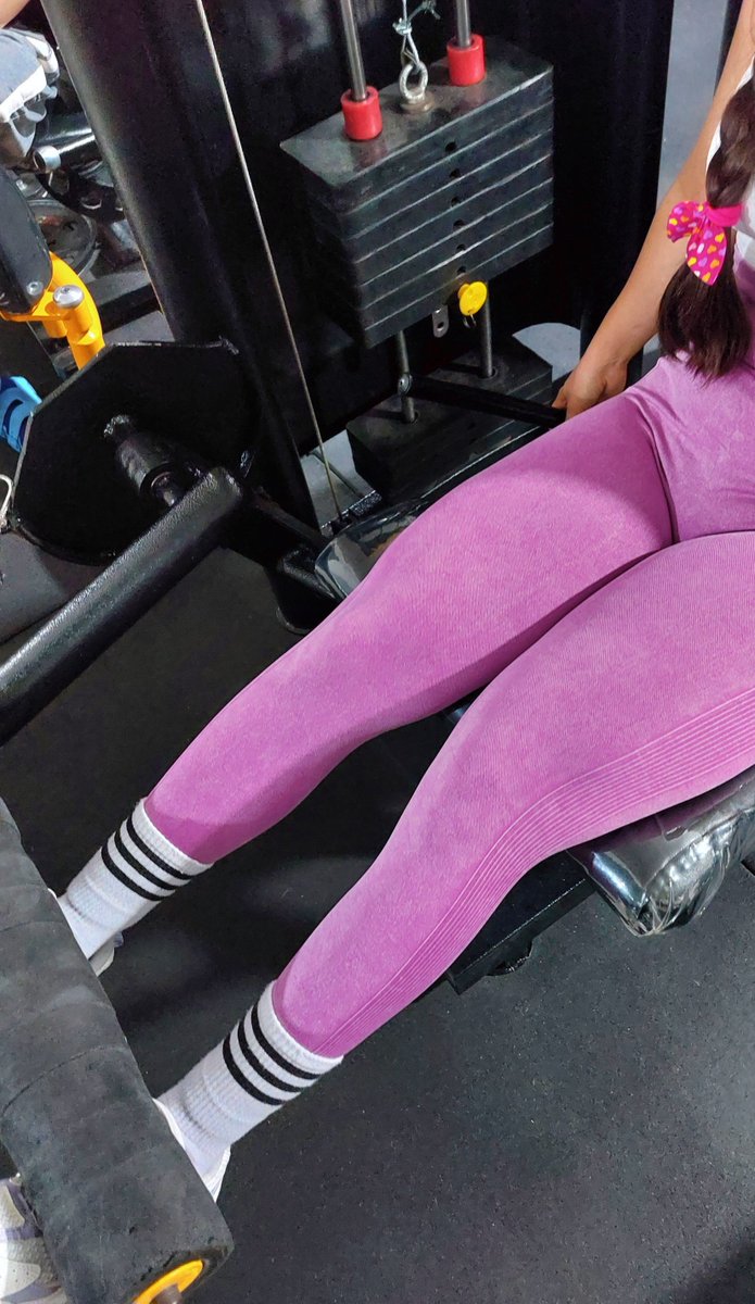 Happy hump day from your gym lover friend😉🩷leg day baby🔥