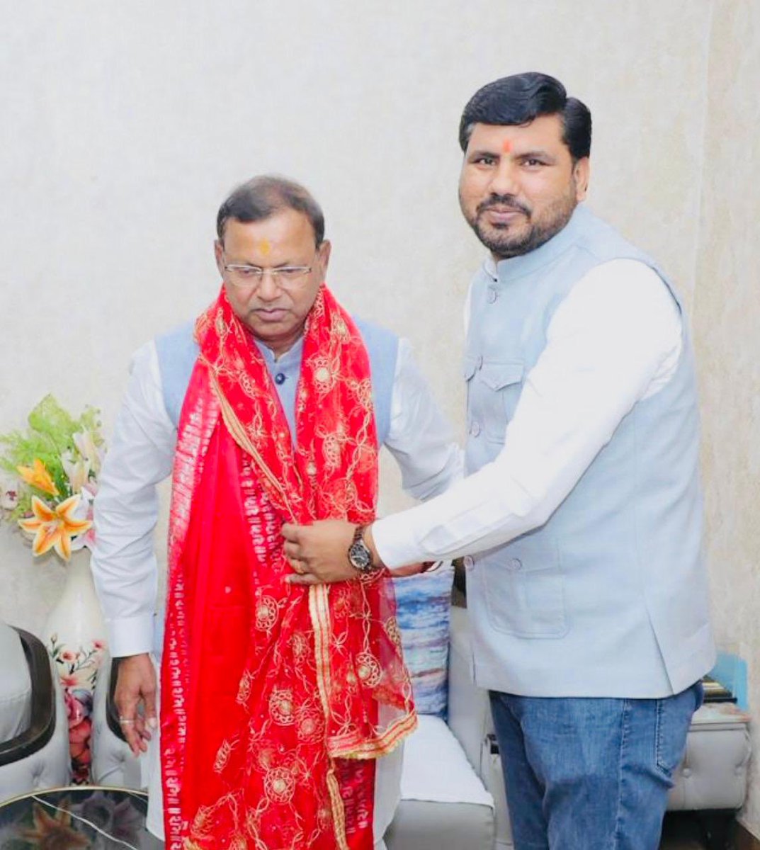 ajayshankrdubey's tweet photo. आज भारतीय जनता पार्टी उत्तर प्रदेश के नव निर्वाचित प्रदेश अध्यक्ष केंद्रीय मंत्री माननीय श्री पंकज चौधरी जी से मुलाकात कर बधाई दिया एवं उज्जवल कार्यकाल की शुभकामनायें प्रेषित किया।

@mppchaudhary https://t.co/pgCJkHZCVZ