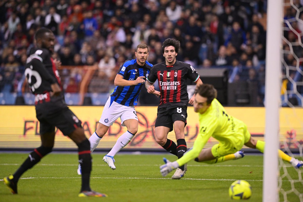 Inter's tweet image. Tre gol e una performance da ricordare 🖤💙
E se non ve lo ricordate basta cliccare qui 📺

 👉 youtu.be/hHpoF8CAlVY