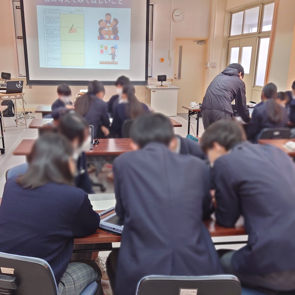 ImagineTamba's tweet photo. 春日中、２学期最後の授業
初の3年生のアントレ
｢30歳の私｣作文。思っていた以上に将来のことを考えている生徒が多くて面を食らう…
作文を書くにあたり、生徒自身がやりにくかった手順の改善案を考えてもらう所まで授業させてもらえたので、生徒からもらったアドバイスを次に活かさねば、です。 https://t.co/ScsWIMKl5w
