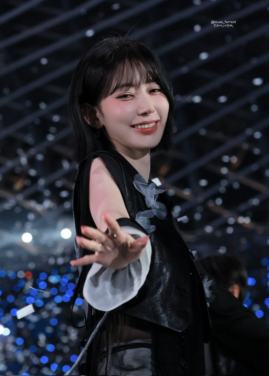 251206 AAA HQ_15 thㅏ랑함 🌸 #宮脇咲良 #みやわきさくら #사쿠라