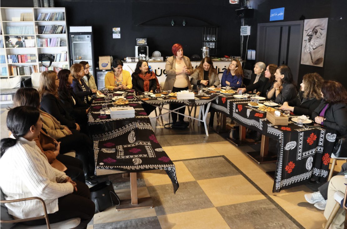 Şandeya me ya Dîplomasiya Jinan a Rêveberiyên Xwecihî yên Demokratîk  di navbera 2 û 9 ê Berfanbarê de serdana Hewlêr û Silêmaniyê kir û gelek hevdîtin bi rêxistinên jinan, nûnerên partiyên siyasî û rayedarên rêveberiyên herêmî re li dar xist. 

Di van têkiliyan de bi berfirehî