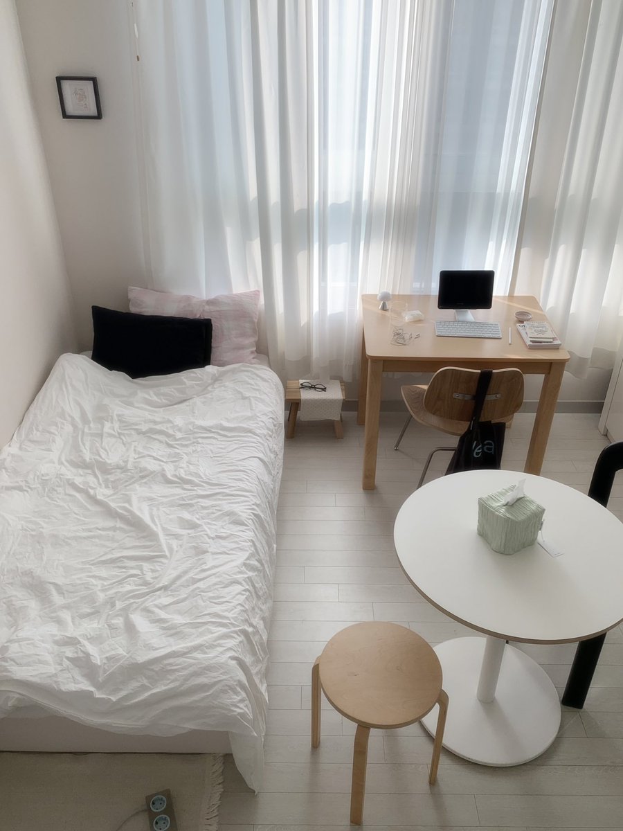 mymoouo's tweet image. 책상이 두개 . . .🪑