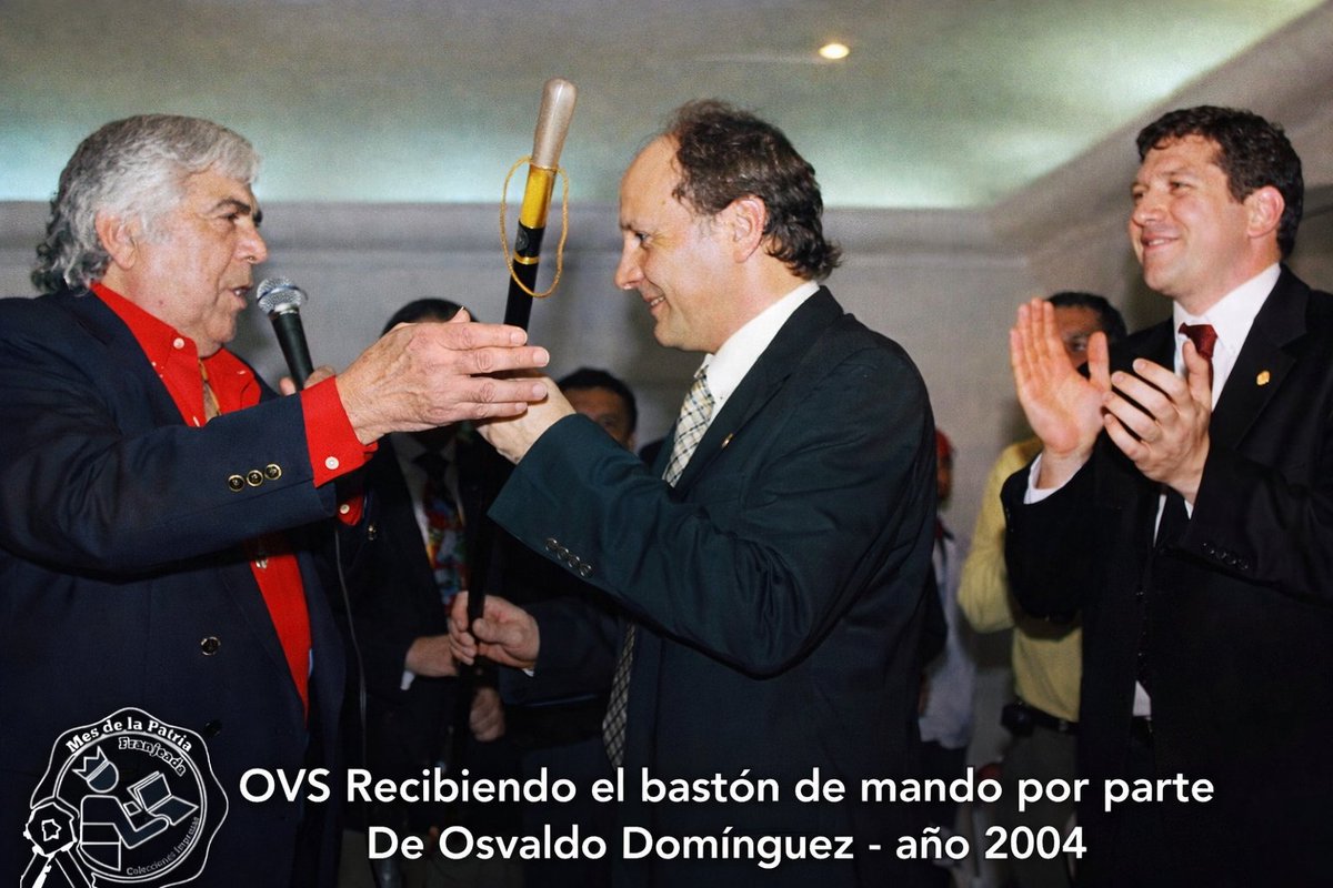diariokue's tweet photo. Osvaldo Domínguez Dibb, el legado eterno del dirigente más ganador de Olimpia

Un 17 de diciembre de 1973 comenzaba una presidencia que marcaría a fuego la historia del Club Olimpia y del fútbol paraguayo. Ese día, con apenas 33 años, Osvaldo Domínguez Dibb asumía la conducción del Decano e iniciaba la era más gloriosa de la institución.

Hasta entonces, en toda la historia del club desde su fundación en 1902, solo Vicente Scavone (padre) había ocupado la presidencia con la misma edad. Aquella calurosa tarde-noche de asamblea no solo significó un cambio dirigencial, sino el punto de partida de una transformación profunda, tanto institucional como deportiva.

Antes de llegar al máximo cargo dirigencial, Domínguez Dibb ya había dejado su huella en el deporte del club. Fue jugador de básquet y posteriormente director técnico del equipo de básquet del Club Olimpia, experiencia que fortaleció su vínculo con la institución y su conocimiento del manejo deportivo. Más tarde, desarrolló una exitosa carrera como hombre de negocios, sin alejarse nunca del mundo deportivo.

La propuesta que cambiaría su vida llegó a mediados del mes de septiembre de 1973. En el recordado copetín “El Mesón”, ubicado entre Palma y 14 de Mayo, los dirigentes Luis María Zubizarreta, Rodolfo Riego Gauto, Ayala Maderna y Alexis Frutos Vaesquen lo invitaron a almorzar. Allí, en una charla distendida pero cargada de futuro, le plantearon la posibilidad de convertirse en presidente del Club Olimpia.

Emocionado y convencido, aceptó el desafío. El 17 de diciembre de 1973, durante la asamblea, fue proclamado oficialmente presidente. Comenzaba así una nueva era para el Decano.

El contexto no era sencillo. Al asumir, Olimpia atravesaba un momento complejo desde lo estructural e institucional. Domínguez Dibb prometió trabajo, trabajo y más trabajo, y cumplió. Con liderazgo, visión y gestión, transformó al club y lo llevó a lo más alto del continente y del mundo.

A Osvaldo Domínguez Dibb se le adjudican todos los trofeos internacionales conquistados por Olimpia, incluso aquellos obtenidos cuando ya se había alejado formalmente de la presidencia en diciembre de 1990, en plena disputa de la Supercopa Sudamericana. Pese a no ocupar el cargo, su influencia y su presencia estuvieron siempre ligadas a ese certamen desde el inicio de la competencia, reafirmando su rol determinante en la historia internacional del club.

En total, Olimpia conquistó seis títulos internacionales bajo el proceso que marcó su liderazgo deportivo e institucional:

Copa Libertadores: 1979, 1990 y 2002

Copa Intercontinental: 1979

Copa Interamericana: 1979

Recopa Sudamericana: 2003

A nivel local, el dominio fue absoluto. Olimpia obtuvo 15 torneos paraguayos:
1975, 1978, 1979, 1980, 1981, 1982, 1983, 1985, 1988, 1989, 1995, 1997, 1998, 1999 y 2000.

Además, sumó dos copas nacionales:

Campeonato Nacional de Clubes 1976

Torneo Integración 1987

El año 2004 marcó el final de su etapa como presidente del club, cuando entregó el mando al Dr. Óscar Vicente Scavone. Dejaba atrás una gestión irrepetible, marcada por títulos, crecimiento institucional y un legado que trascendió generaciones.

Su nombre también quedó grabado en la infraestructura del club. El estadio de Olimpia lleva el nombre de Osvaldo Domínguez Dibb, y próximamente será remodelado con proyección mundialista, de cara al Mundial 2030, como símbolo de un legado que continúa vigente y proyectado hacia el futuro.

Hoy, su figura permanece ligada para siempre a la grandeza del Club Olimpia. Osvaldo Domínguez Dibb no solo fue el dirigente más ganador de la historia del Decano: fue un constructor de identidad, un visionario y un verdadero Rey de Copas, cuyo legado continúa vivo en la memoria del deporte paraguayo.