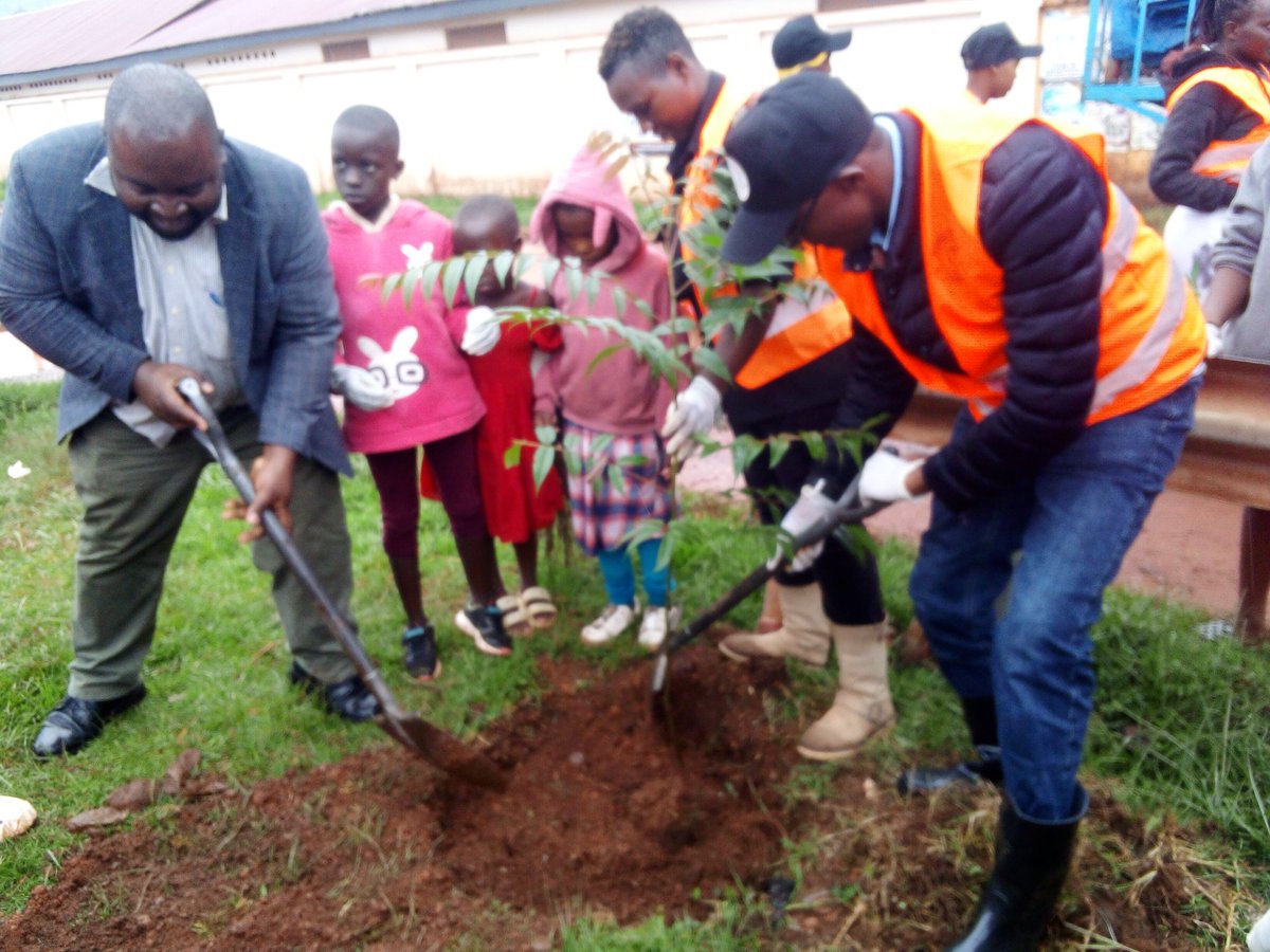 van Deguras Deede tweet media