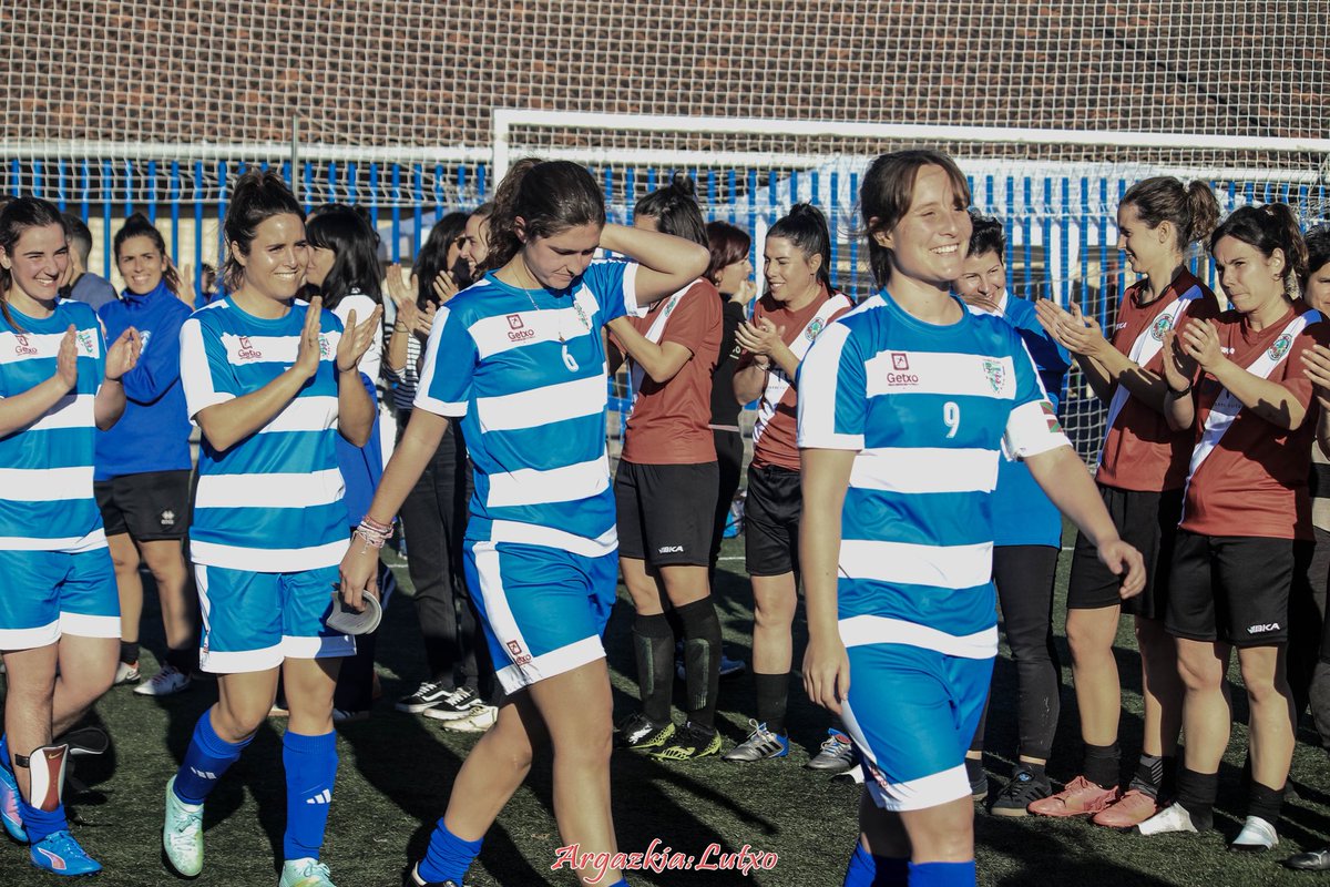 Nuestras veteranas ganaron este fin de semana el torneo solidario en Amorebieta.
La final termino 1-1 contra el Indartsu y el titulo se decidio en la tanda de penaltis🏆💙