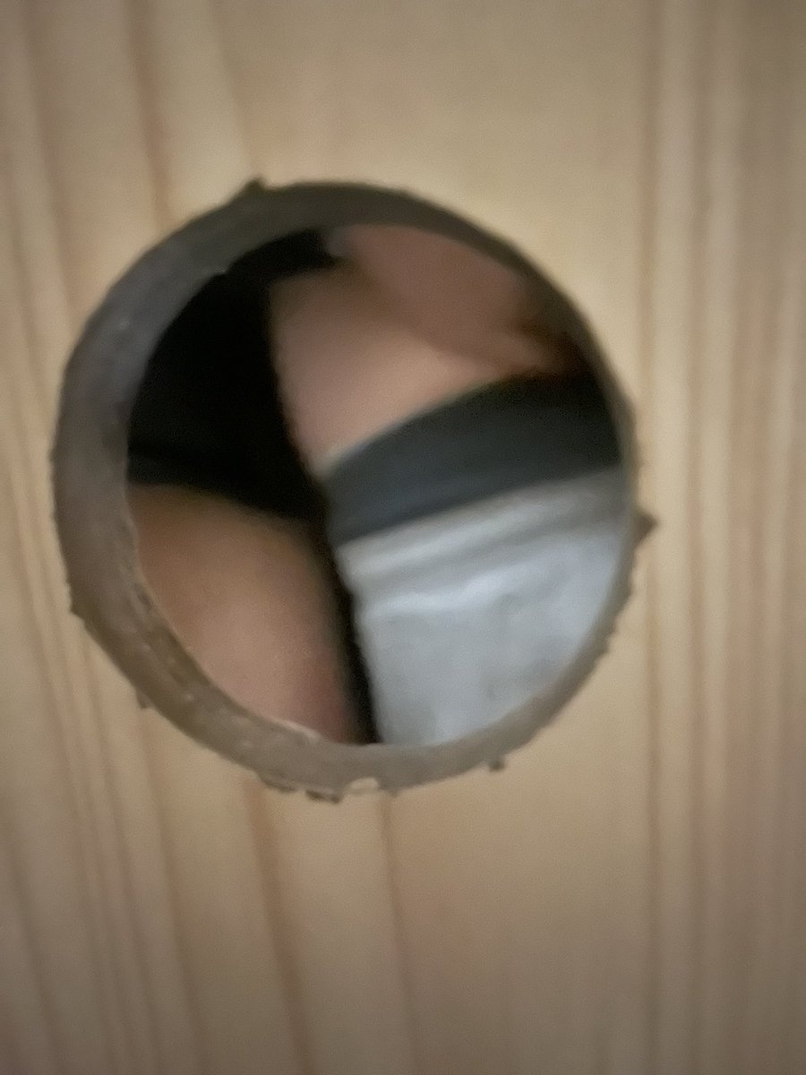 鱼鱼历险记之花果园吃瓜第一线🥁

是个柯基1和185的高0的故事，鱼鱼也是前线吃瓜了，刚开始我以为没人就直接进去了，结果就看到了这一幕，1是个小柯基差不多170，感觉有点有趣就记录了，第一次遇到这一幕，1和0都很大方的让鱼鱼看，不过就是厕所太小了，完全施展不开手脚…