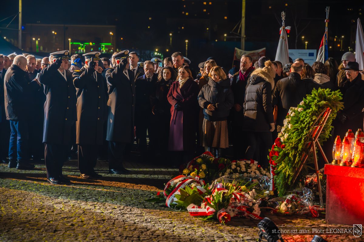 Tragiczne wydarzenia 1⃣7⃣ grudnia 1⃣9⃣7⃣0⃣ r. przeszły do najnowszej historii Polski jako gdyński „czarny czwartek”. Uroczystości rocznicowe odbyły się w asyście honorowej <a href="/MarWojRP/">Marynarka Wojenna RP/ Polish Navy</a> ⚓️🇵🇱  pod Pomnikiem Ofiar Grudnia '70 w <a href="/MiastoGdynia/">Gdynia</a>.
📷 st. chor. szt. mar. Piotr Leoniak/3FO