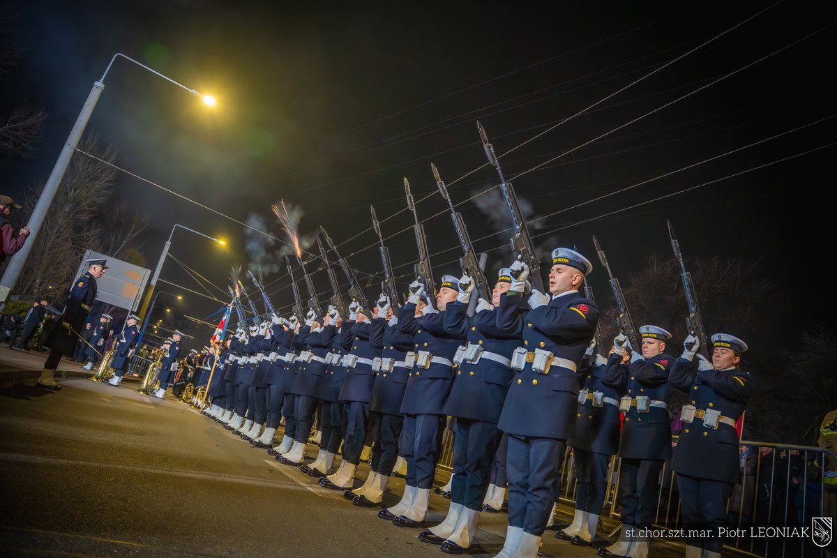 MarWojRP's tweet image. Tragiczne wydarzenia 1⃣7⃣ grudnia 1⃣9⃣7⃣0⃣ r. przeszły do najnowszej historii Polski jako gdyński „czarny czwartek”. Uroczystości rocznicowe odbyły się w asyście honorowej @MarWojRP ⚓️🇵🇱  pod Pomnikiem Ofiar Grudnia '70 w @MiastoGdynia.
📷 st. chor. szt. mar. Piotr Leoniak/3FO…