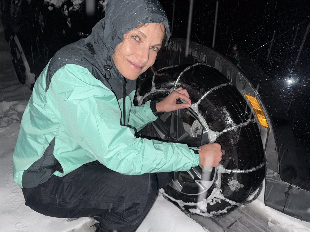 Bonne_de_Bod's tweet image. Pretty different from where we've just been... sun, sea and sharks! In snow covered Sequoia National Park in California's Sierra Nevada mountains to film the biggest living organism on earth. But first, getting these snow chains on the tyres is a priority!😀
Dispatches to follow.