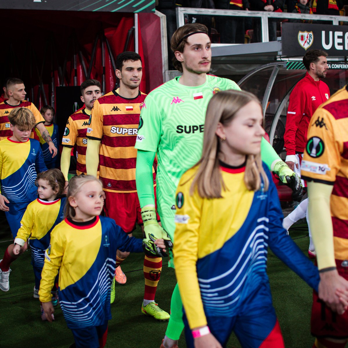 Jagiellonia1920's tweet photo. Eskorta dziecięca to wyjątkowe przeżycie dla każdego dziecka 💛❤️. Zapraszamy do obejrzenia fotogalerii z tego wydarzenie podczas #JAGRAY w #UECL 🏆. Jednocześnie zachęcamy do udziału w kolejnych naborach 🤝.

🔗 Całość: https://t.co/tKPTpNTUKr https://t.co/dKu2YT7n9z