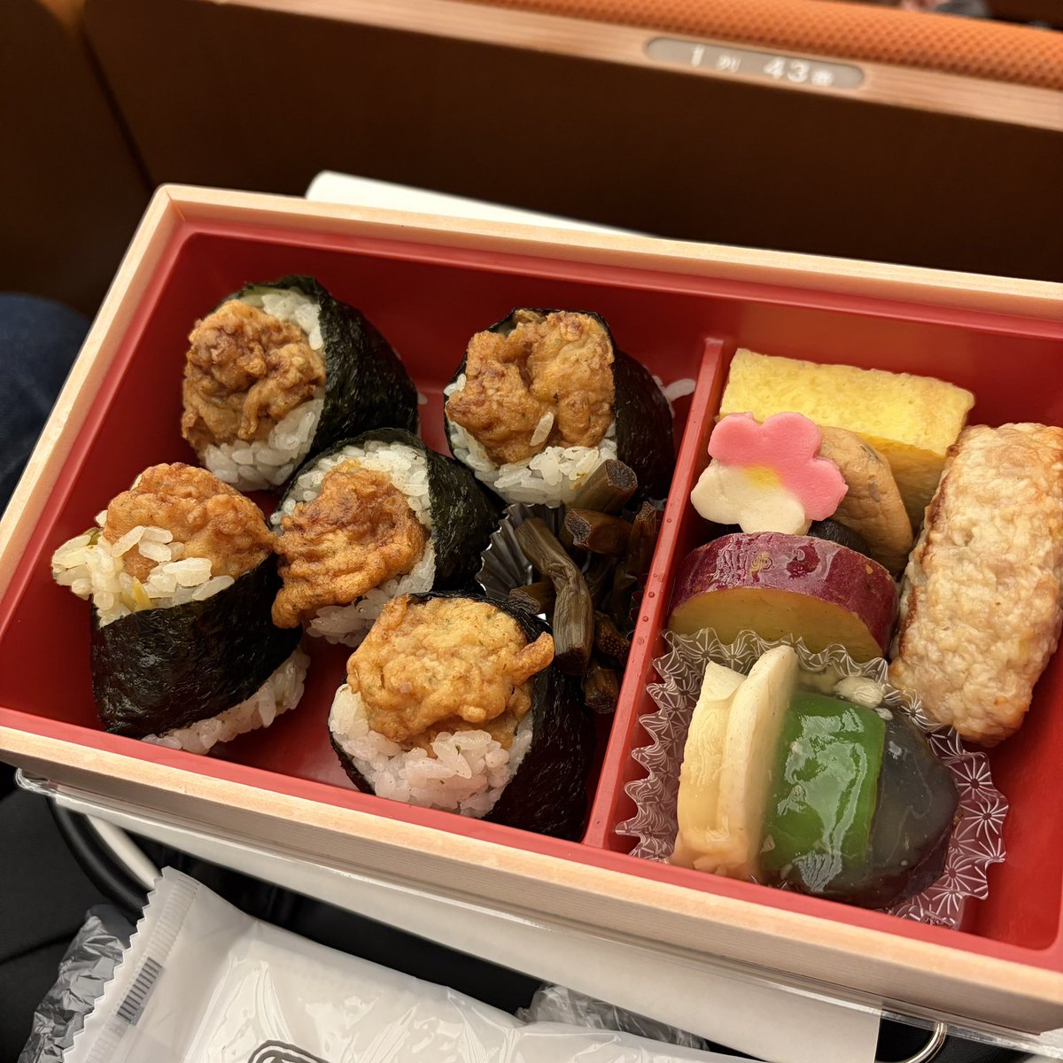 昨日は親子3人で歌舞伎鑑賞でした。
娘は一部のミクちゃんの超歌舞伎と二部の芝浜も観るって朝から出掛け、私と旦那さんはゆっくり後から三部で娘と合流。
銀座三越のデパ地下でお久しぶりの地雷也の天むす弁当。
旦那さんと歌舞伎鑑賞も久しぶり、3階席も久しぶり。
何だとっても良い休日でした♪