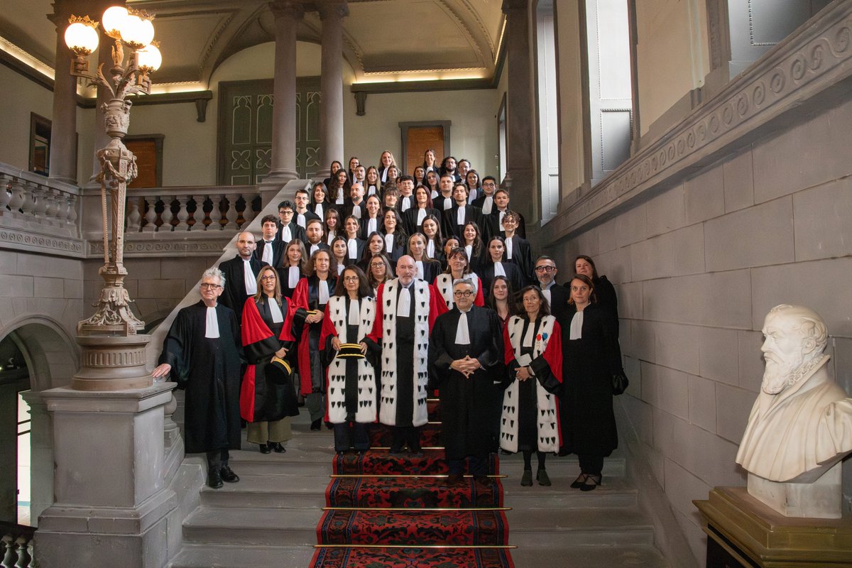 Une nouvelle promotion de 43 avocats a prêté serment à la Cour d’appel de Riom, le 5 décembre 2025.
29 nouveaux avocats rejoindront le Barreau de Clermont-Fd.
Un moment d’importance qui pose la première pierre de leur parcours professionnel, à l’issue de leur formation.