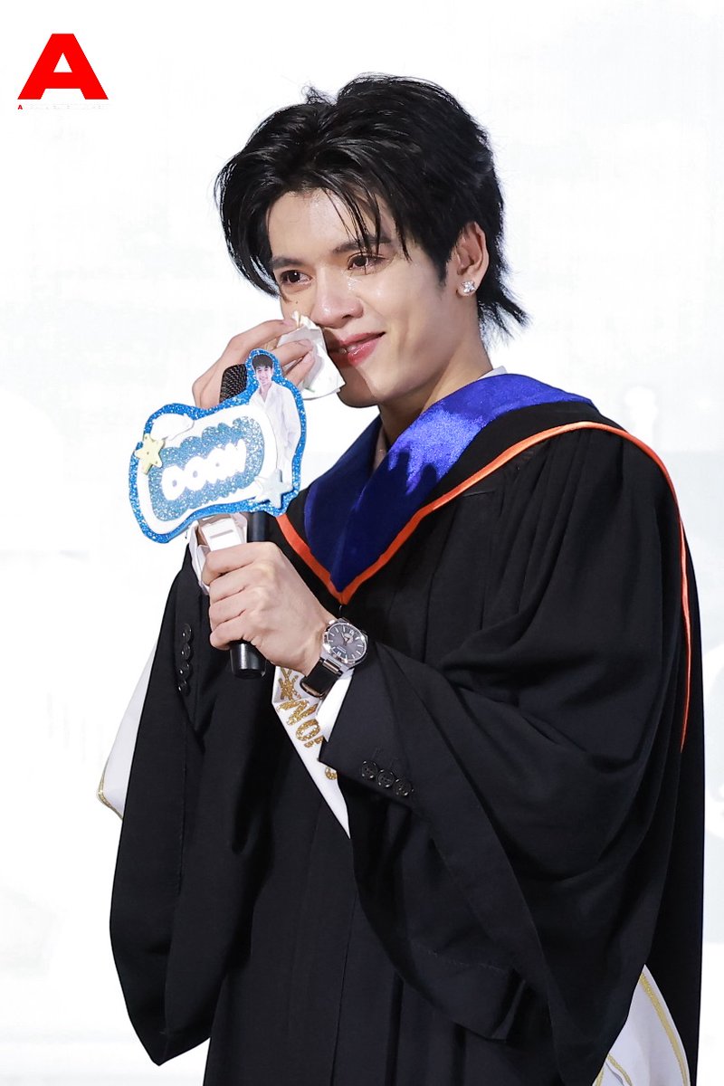 around_ent's tweet image. Congratulations 💐 บัณฑิตใหม่ 🎓  ขอแสดงความยินดีกับหนุ่ม “ดรณ์ NexT1DE” หลังคว้าปริญญาจบการศึกษาจากคณะนิเทศศาสตร์ สาขาวิทยุกระจายเสียง วิทยุโทรทัศน์ และผลิตสื่อสตรีมมิ่ง มหาวิทยาลัยกรุงเทพ

PROUD OF DORN
#DORNKORNGraduationDay
#DORN #佑泷 #DornKhumraj
#NexT1DE_DORN #NexT1DE