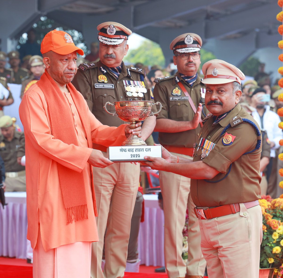co36pacup's tweet photo. आज दिनांक 17.12.2025 को पीएसी संस्थापना दिवस समारोह -2025 के अवसर पर 35वीं वाहिनी पीएसी, लखनऊ में आयोजित समारोह में माननीय मुख्यमंत्री श्री योगी आदित्यनाथ जी द्वारा  डॉ0 अनिल कुमार पाण्डेय (आईपीएस )सेनानायक, 36वीं वाहिनी पीएसी रामनगर, वाराणसी को https://t.co/FFONBUL4kU