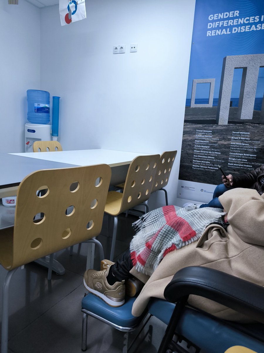 JalMetra's tweet photo. @rdavmam @StarmusFestival @CabildoTenerife @migdaliamachin Somos enfermos renales que tenemos que pasar un día entero en el hospital, desde las 0730 hasta las 1600 pasando frío terrible, con abrigo, bufandas y mantas e instalaciones inapropiadas. Solo 3 pueden sentarse en un lugar cómodo. El resto... Eso sí no te echan por alguna causa. https://t.co/KyySWL2vqE