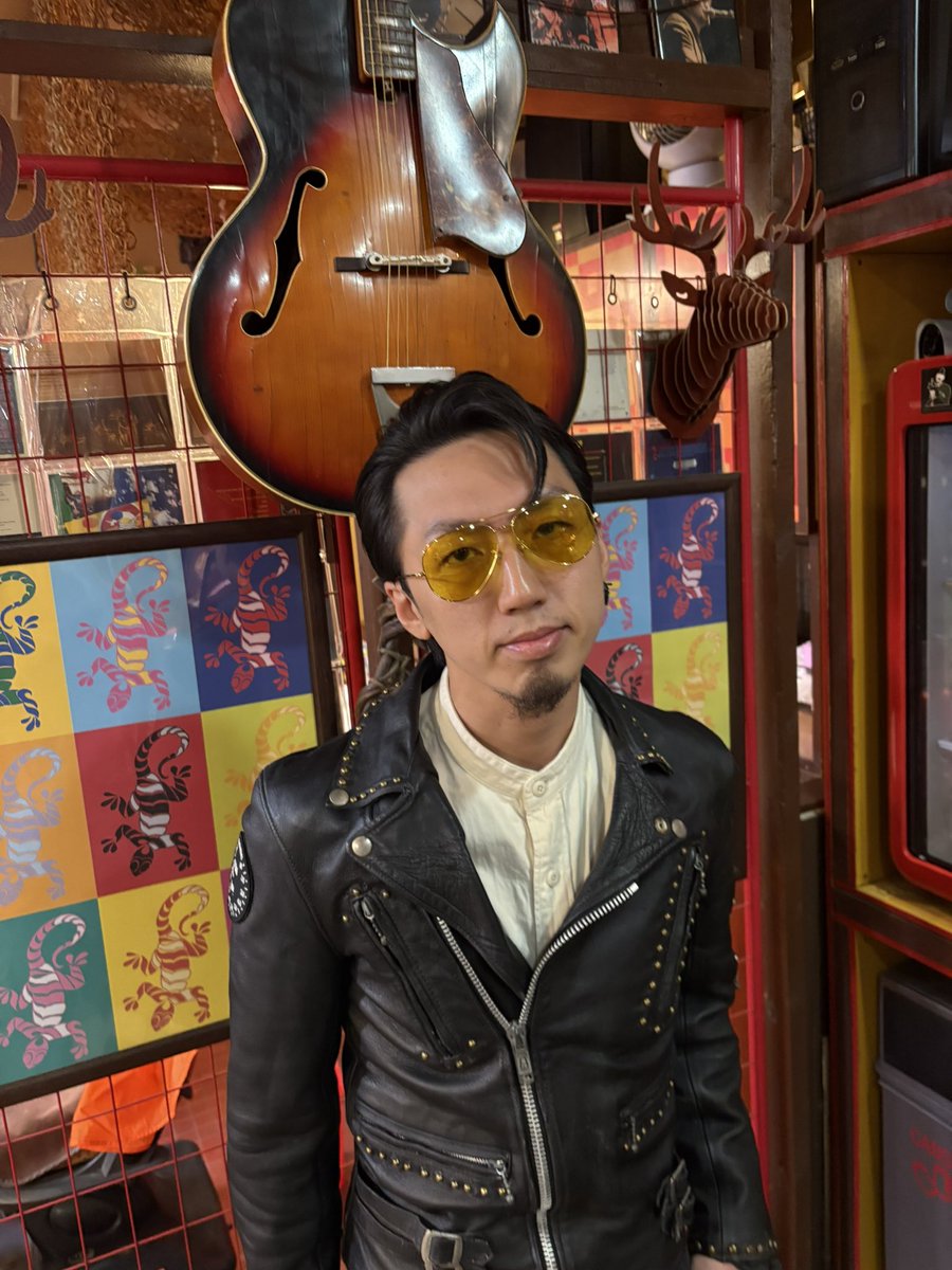 爽やかな寒晴れの越谷にJOHNNY PANDORA（Dr）/Escalera al Cielo.（per）のリョウ君がご来店。

本日、26:50～27:50
ロッケンロー★サミット2025
〜澁谷外道六弦決戦〜 
フジテレビにて放送！  （JP）

12月21日(日)
荻窪TOP BEAT CLUBにて
クリスマスワンマンショー！（JP）

皆さま、是非に！