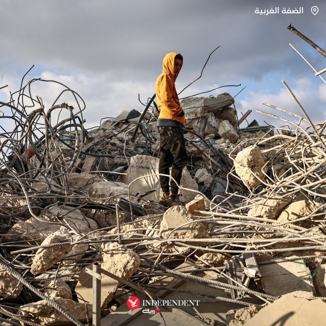 لقطة اليوم | رجل يقف على أنقاض منزل فلسطيني هدمه الجيش الإسرائيلي في قرية قلنديا، جنوب رام الله في الضفة الغربية 