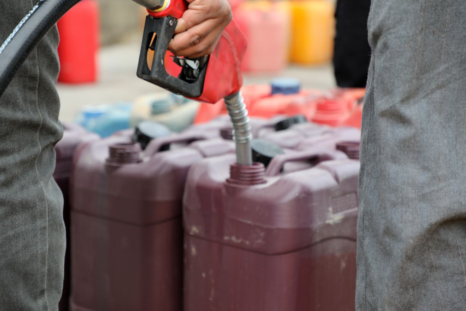 المنتوجات النفطية في كركوك: -يرجى من المواطنين الذين لم يستلموا حصصهم الحالية من النفط الأبيض حتى الآن، الإسراع بمراجعة مراكز التوزيع المعتمدة لاستلام الحصة الحالية البالغة (100) لتر لكل عائلة 