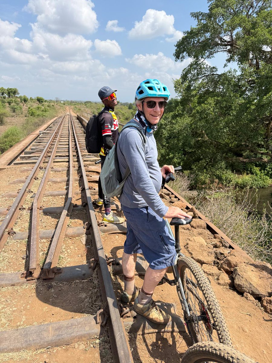 🌏Experience Moshi beyond the tourist spots 🚴‍♂️✨. Cycle through rural villages, farms &amp; local life with Mount Kilimanjaro as your backdrop 🏔️. A relaxed, cultural &amp; unforgettable bike tour.
👉 bicycletrailtz.com

#EcoTourism #MoshiTours #BikeLife #Explore #Travel #Cycling