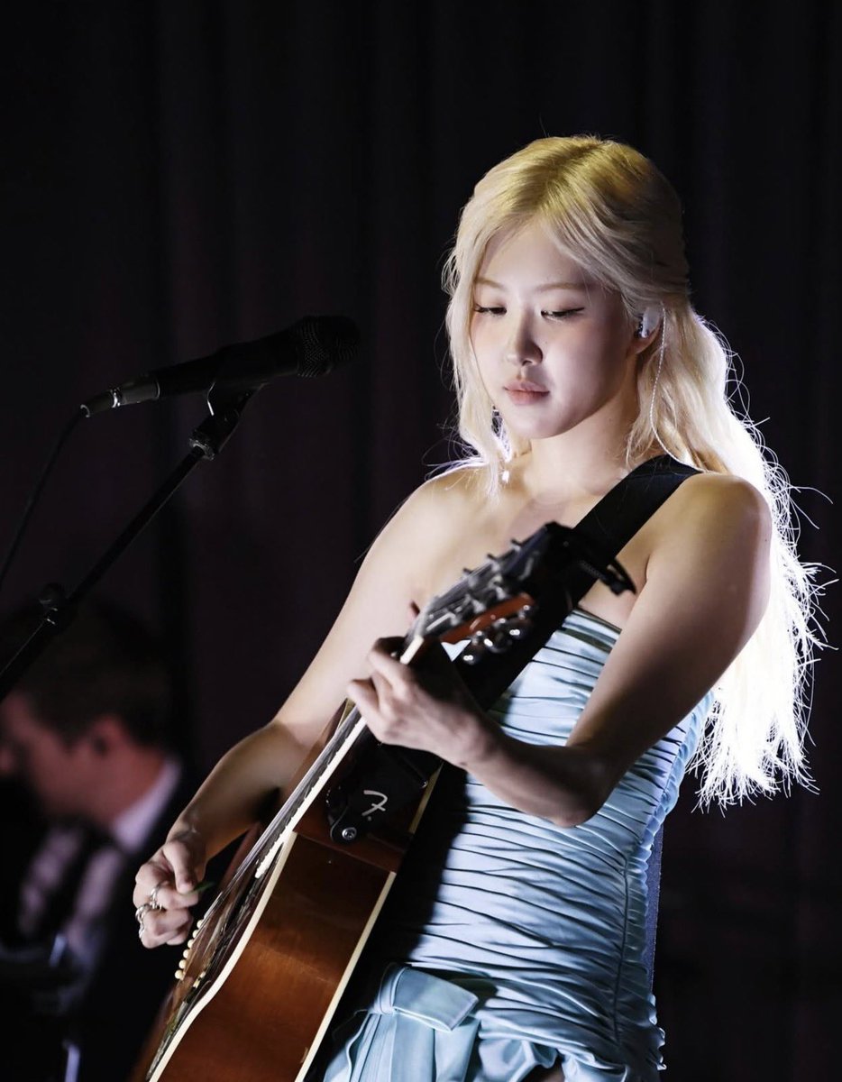 RosieJuxtaPosie's tweet photo. A beautiful musician https://t.co/XcOJR1d5mJ
