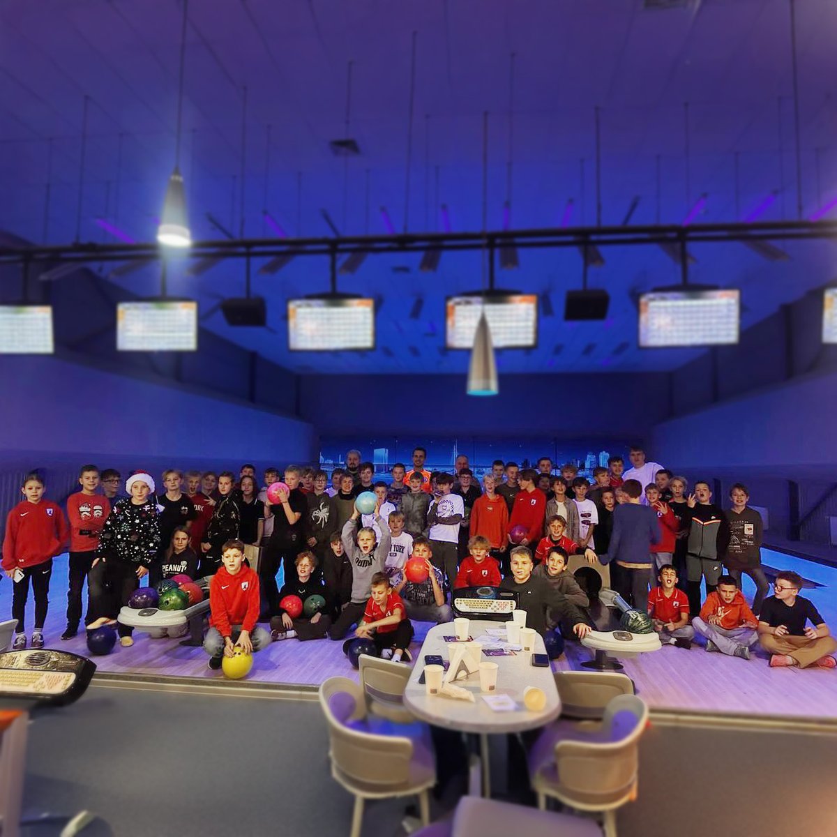 “FK Jelgava U11” (2014. g. dzimušie) vakar sezonu noslēdza draudzīgā atmosfērā “Zemgales boulingā” 🎳⚽
Futbols ir svētki, kas nāk pēc liela darba treniņos 💪
#fkjelgava #U11 #futbols #Jelgava
